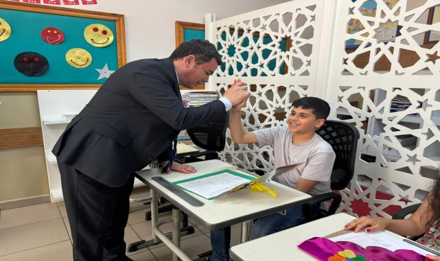 Osmangazi Belediye Başkanı Erkan Aydın, öğrencilerin karne heyecanına ortak oldu