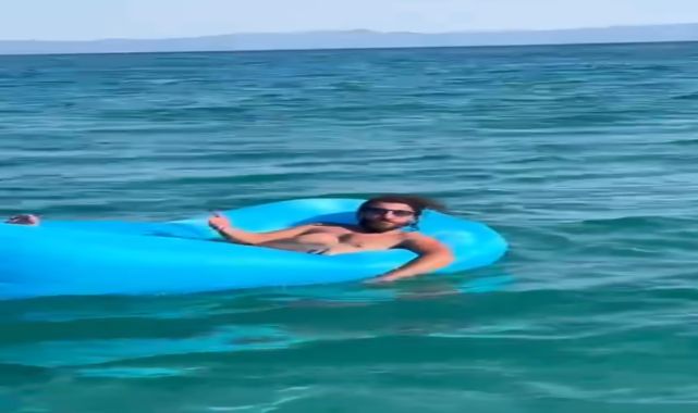 Saros&#039;ta deniz yatağında uyuyakaldı, 2 mil açıkta kurtarıldı