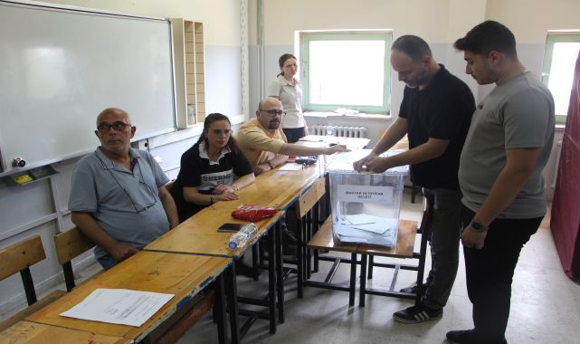 Sayılmayan oyların çöpe atıldığı mahallede muhtarlık seçimi yapılıyor; mevcut muhtar yine kazandı