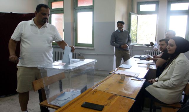 Sayılmayan oyların çöpe atıldığı mahallede, muhtarlık seçimi yapılıyor