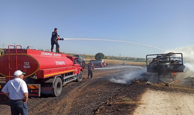 Traktör römorkundaki 300 saman balyası yandı