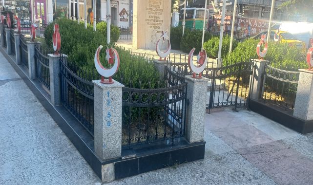 Uzunköprü’de ay yıldız figürlerine zarar verildi