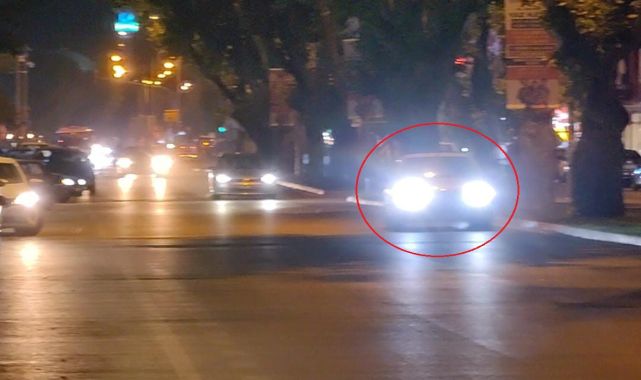 Yürüyüş nedeniyle kapanan yolda, otomobiliyle geri giderek trafiği tehlikeye attı