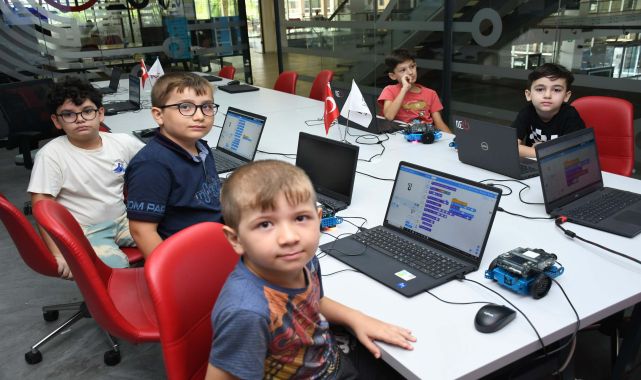 Balıkesir'in çocukları, robotik kodlama öğreniyor