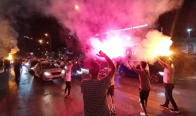 Bursa&#039;da A Milli Futbol Takımı&#039;nın galibiyeti coşkuyla kutlandı