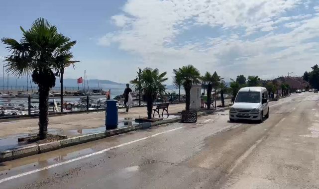 Bursa'da sağanak, yolları göle çevirdi