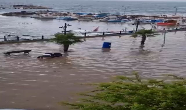 Bursa'da sağanak, yolları göle çevirdi