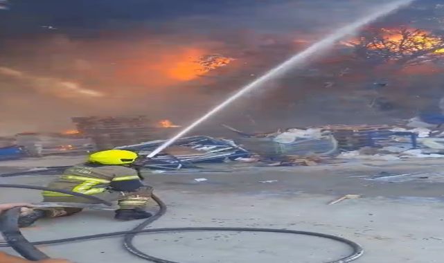 Bursa'da tavuk çiftliğinde çıkan yangın zincir marketin deposuna sıçradı