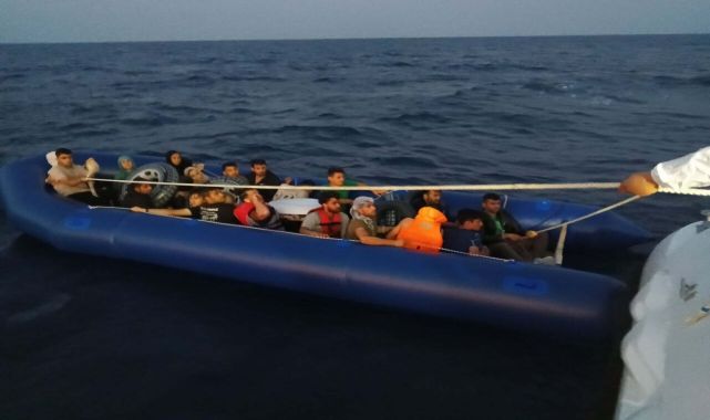Çanakkale'de Yunanistan'ın geri ittiği 21 göçmen kurtarıldı