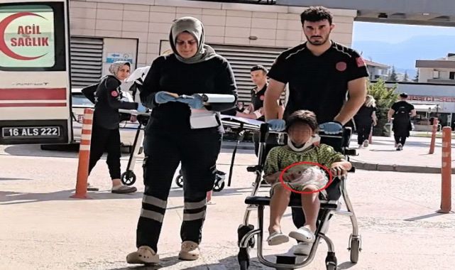 Cipe çarpan otomobildeki 2'si çocuk 4 kişi yaralandı; oyuncağını elinden bırakmadı