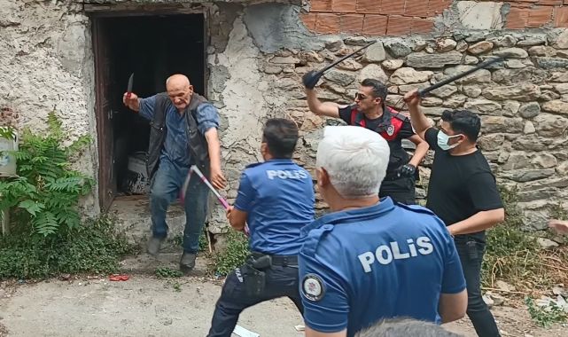 Çöp evini temizlemeye gelen ekibe güçlük çıkardı, ikna etmeye çalışan polisi bıçakladı