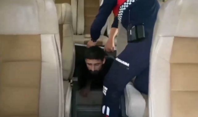 Minibüsün bagajında 1 FETÖ şüphelisi ile 12 kaçak göçmen yakalandı