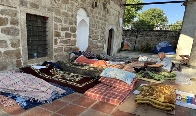 Edirne'de otellerde yer bulamayan güreşseverler, çadırlarda kaldı