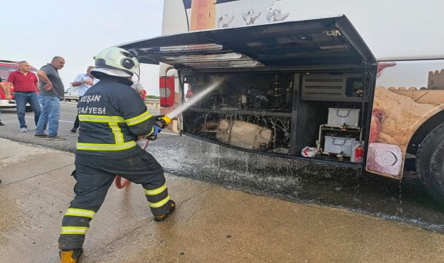 Edirne'de seyir halindeki otobüsün motoru yandı