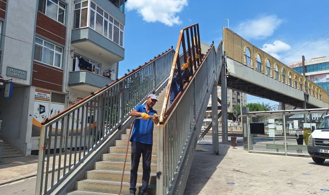 Evin içi göründüğü için davalık olan üst geçidin yıkımına başlandı