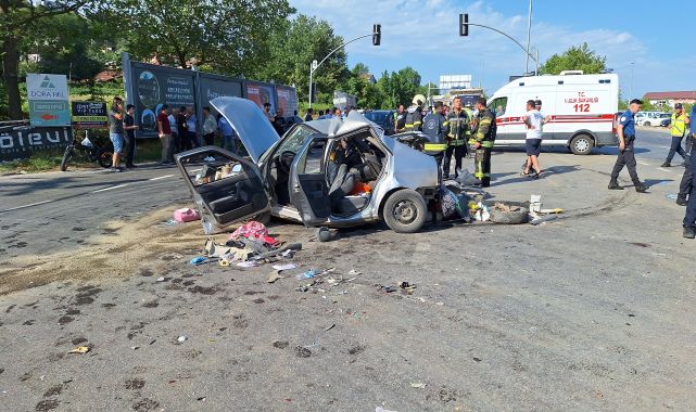 Hafriyat kamyonu iki otomobile çarptı, sürücü kaçtı; 4 kişinin yaralandığı kaza kamerada
