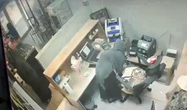 İki kadının işyeri sahibini oyalayarak paraları çaldıkları anlar kamerada