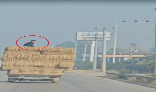 Kamyonetteki saman balyaları üzerinde tehlikeli yolculuk kamerada