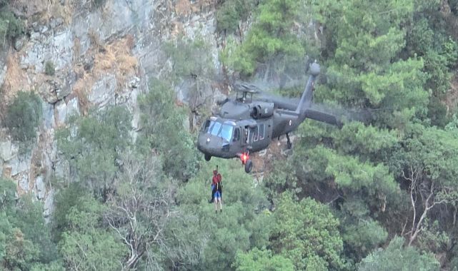 Kaz Dağları&#039;nda mahsur kalan 10 kişi helikopterle kurtarıldı