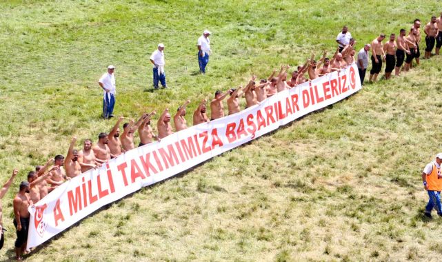 Kırkpınar'da başpehlivanlar, 'A Milli takımımıza başarılar dileriz' pankartı açıp 'bozkurt' işareti yaptı