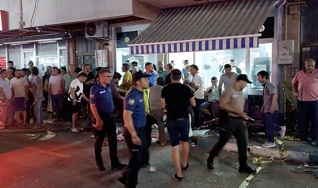Otomobil, Kıraathane Önünde Oturanların Arasına Daldı! 11 Yaralı
