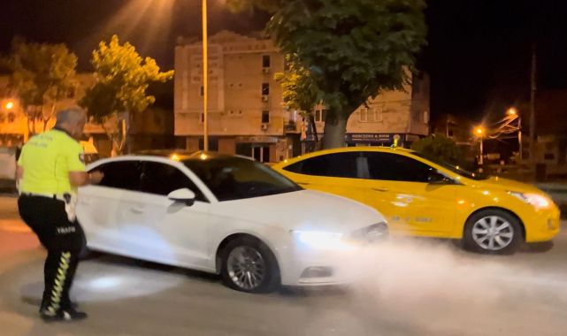 Otomobilini polislerin üzerine sürüp, patlak lastikle 8 kilometre kaçtı; o anlar kamerada