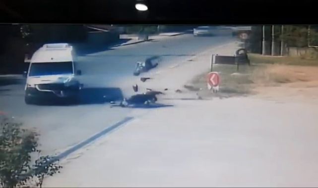 SAKARYA Servis minibüsü ile çarpışan motosiklet sürücüsü ağır yaralandı; kaza anı kamerada (VİDEO EKLENDİ)