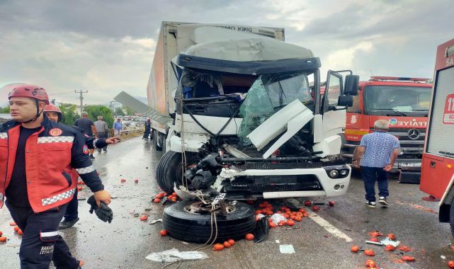 Sakarya’da 4 araç birbirine girdi; aynı aileden 3 kişi yaralandı