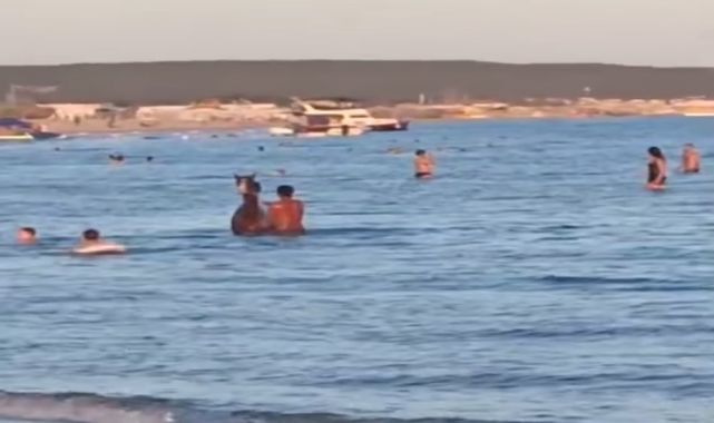 Serinlemek için atıyla birlikte denize girdi, o anlar kamerada
