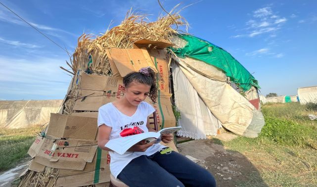 Tarlada çapa yapıp, çadırda ders çalışıyor: Mevsimlik çocuk işçiler