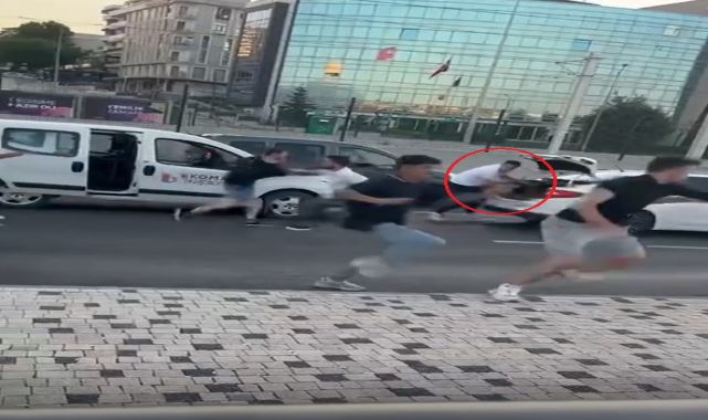 Trafikte silahlı, sopalı 'yol verme’ kavgası kamerada