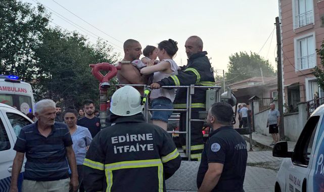 Yangında binada mahsur 1'i bebek 4 kişi, itfaiye merdiveniyle kurtarıldı