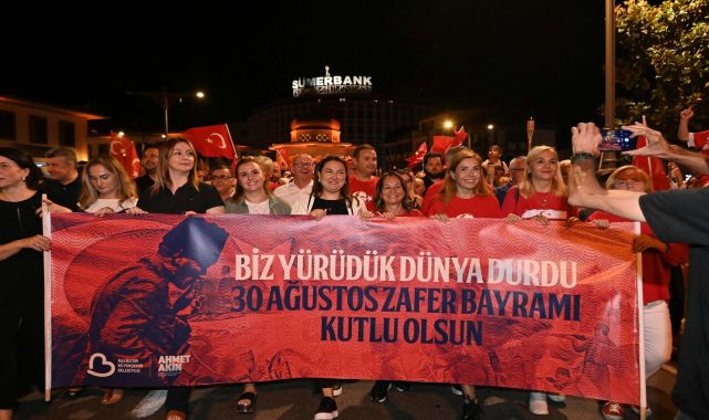 Balıkesirliler, 30 Ağustos Zafer Bayramı'nı fener alayı ile kutladı