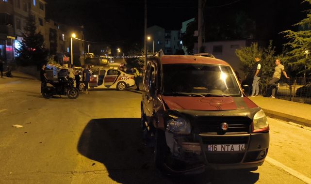 Bursa'da hafif ticari araçla çarpışan motosikletteki 2 kişi yaralandı