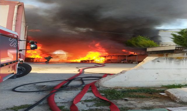 Bursa'da koli ambalaj üretimi yapan fabrikada çıkan yangın lastik fabrikasına da sıçradı