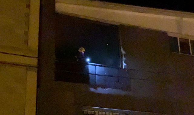 Bursa'da mobilya aksesuarı imalathanesinde çıkan yangın söndürüldü: 3 işçi dumandan etkilendi