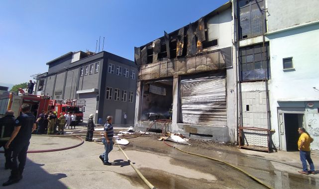 Bursa'da yatak ve baza deposunda yangın çıktı
