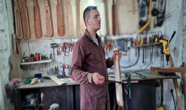 Dedesinden çalmayı ve yapmayı öğrendiği kemençeyi İznik'te üretip, dünyaya satıyor