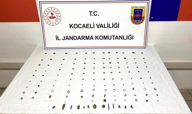 Durdurulan araçtan çok sayıda tarihi obje çıktı