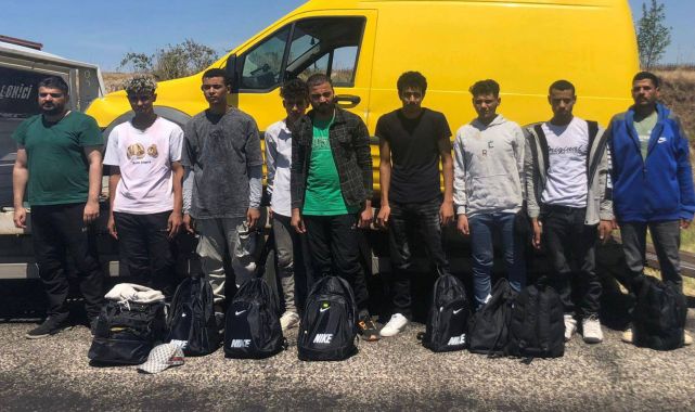 Edirne&#039;de 15 kaçak göçmen ile 2 organizatör yakalandı