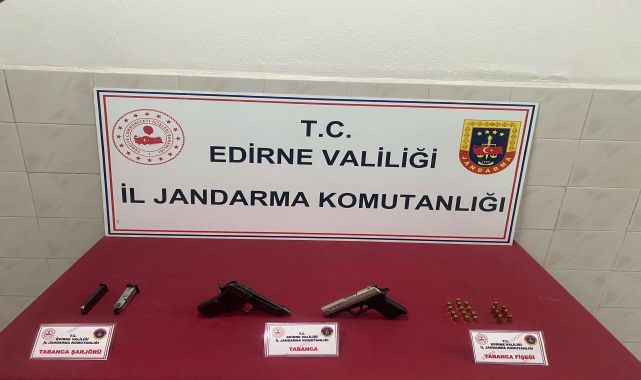 Edirne'de durdurulan araçta ruhsatsız silahlar ele geçirildi