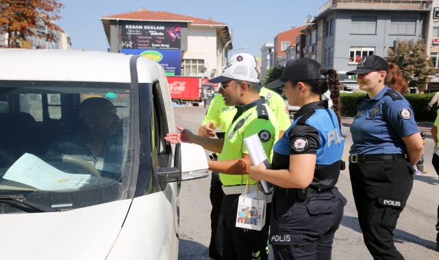 Edirne'de trafik polisinden emniyet kemeri takan sürücülere teşekkür