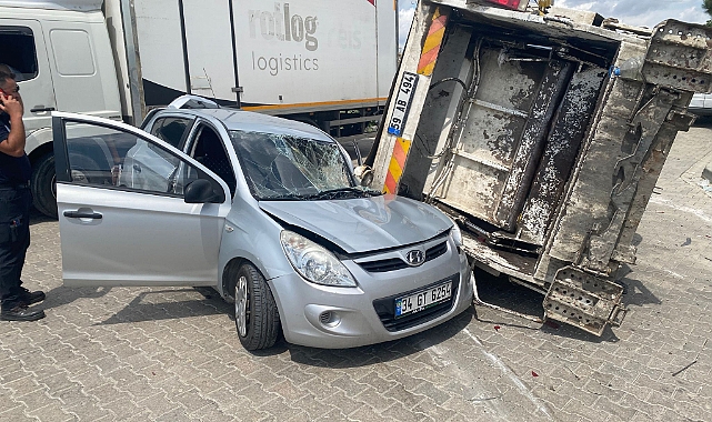 Kamyon, Çarptığı Otomobilin Üzerine Devrildi