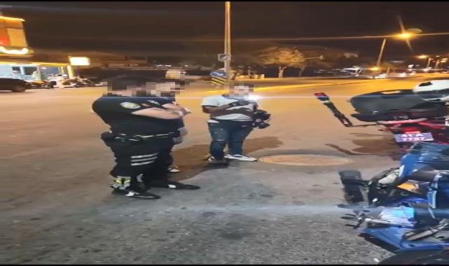 KOCAELİ Polis, önce ceza kesti ardından abartı egzoz sesini motosikletliye dinlettirdi (VİDEO EKLENDİ)