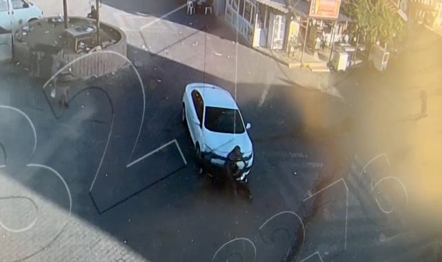 Otomobilin çarptığı motosikletlinin ağır yaralandığı kaza kamerada