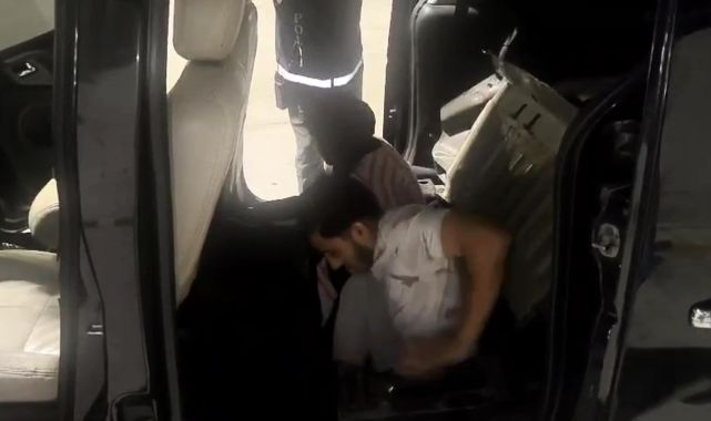 Otomobilin koltuğunun altında 2 kaçak göçmen yakalandı; nefes alabilmeleri için 'hortum sistemi' kurulmuş