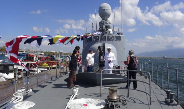 Savaş gemisi TCG Poyraz, Kocaeli'de ziyarete açıldı