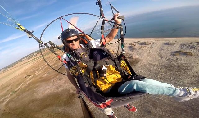 4,5 yaşındaki Eren paramotorla uçarken uyuyakaldı, o anlar kamerada