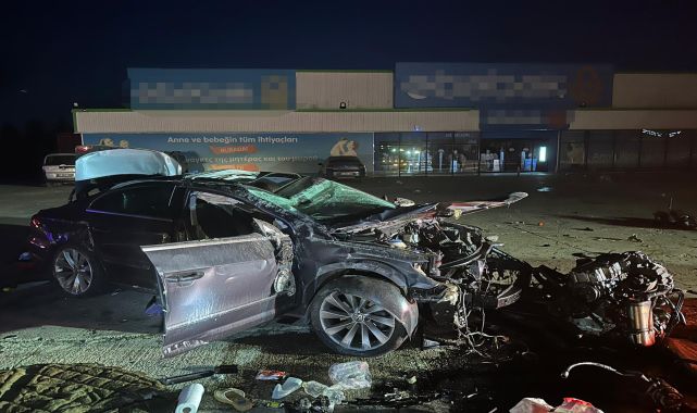 Bariyerlere çarpan otomobilin motoru koptu: 1&#039;i ağır 2 yaralı