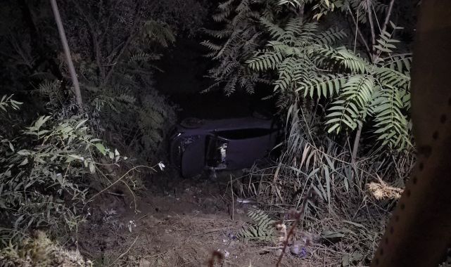 Bursa'da, dere yatağına devrilen otomobilin sürücüsü yaralandı